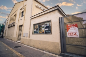 En la imagen, la información sobre la colaboración en la fachada de Cines Campoo.