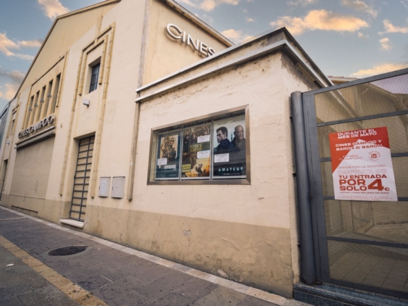 En la imagen, la información sobre la colaboración en la fachada de Cines Campoo.