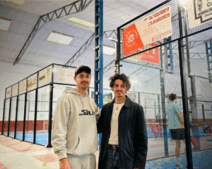 En la imagen, Marcos Barón y Fran Bartolomé bajo la publicidad de Inmobiliarias Barón & Barón en el recinto de Padel Norte.