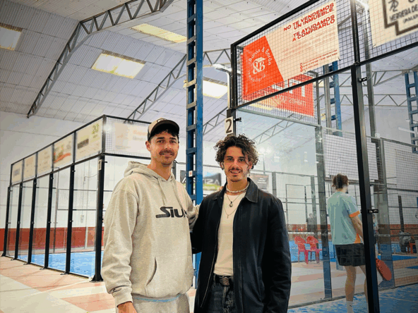 En la imagen, Marcos Barón y Fran Bartolomé bajo la publicidad de Inmobiliarias Barón & Barón en el recinto de Padel Norte.