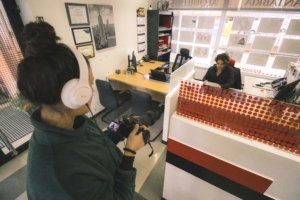 En la imagen, Jessica del equipo de SK Films en Inmobiliaria Barón & Barón Aguilar durante la grabación.