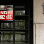 Cartel inmobiliario de vivienda usada en venta en edificio residencial