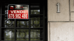 Cartel inmobiliario de vivienda usada en venta en edificio residencial