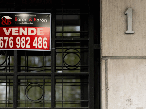 Cartel inmobiliario de vivienda usada en venta en edificio residencial