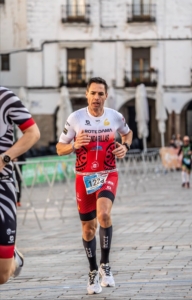 Ismael Gandarillas compitiendo en duatlón patrocinado por Barón & Barón
